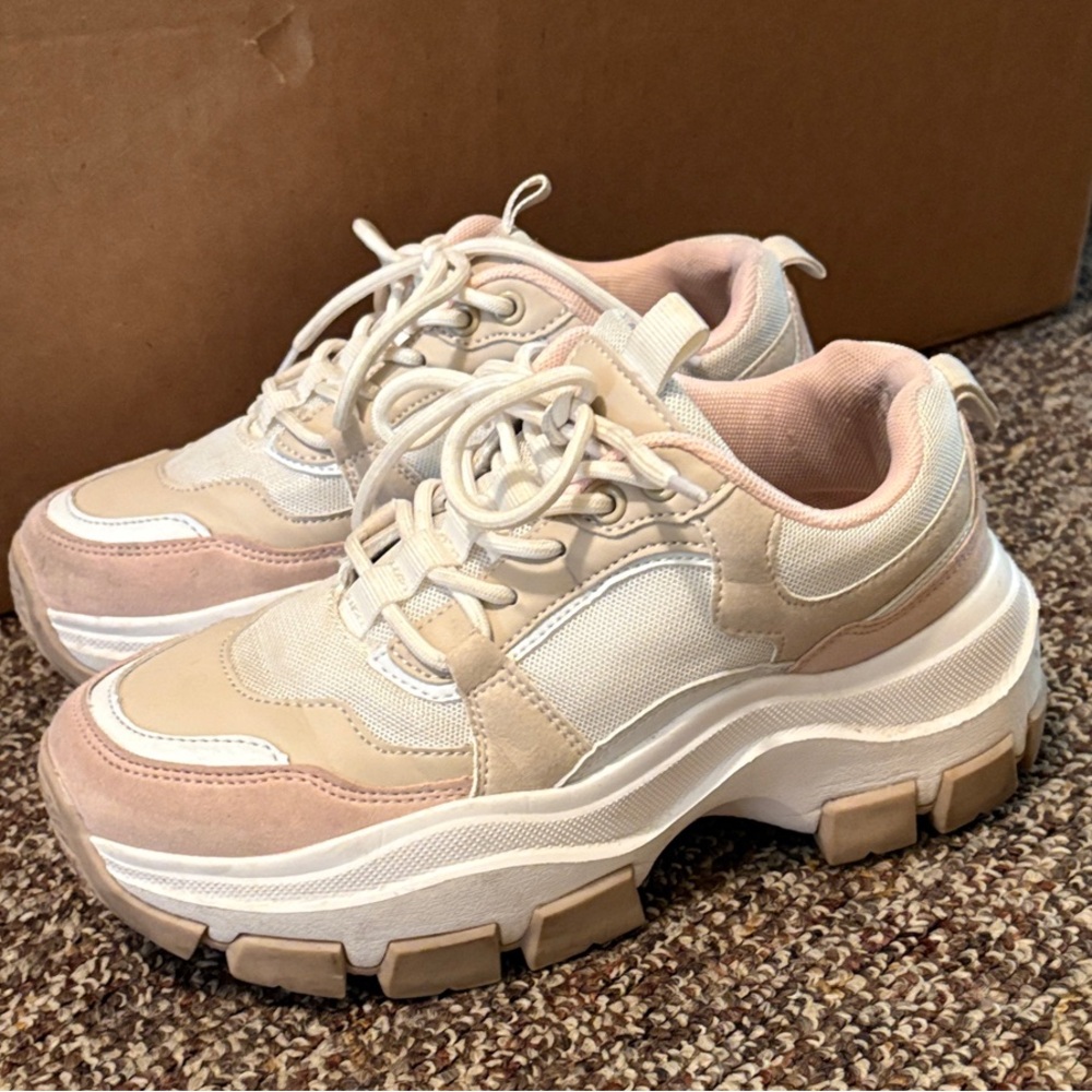 Stylish Cream and Pink Women's Sneakers So cute!
Size 8